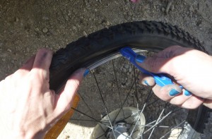 Using a tyre lever. Changing a bike tyre. goRide